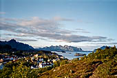 Le isole Lofoten Norvegia. Panorami di Kabelvag (Austvagoya) con lo Storvagan, l'immenso blocco di granito del Vagekallen (942 m), punto di riferimento famoso nei panorami di questa zona. 